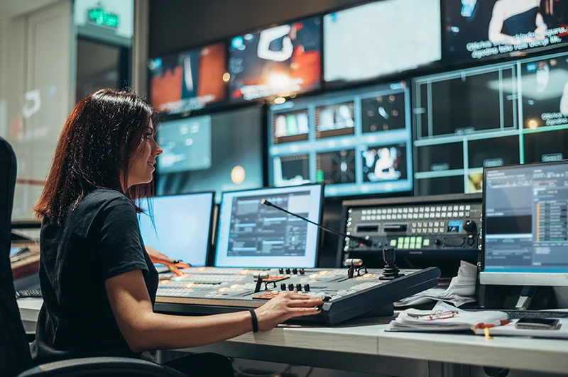 técnico de streaming en la sala de realización